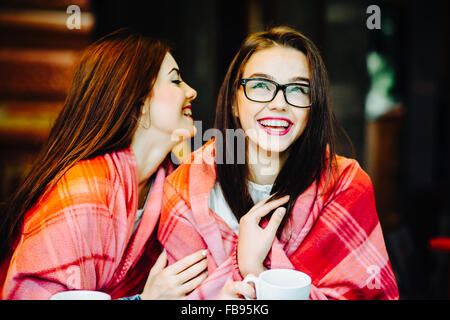 Zwei junge und schöne Mädchen, Klatsch Stockfoto