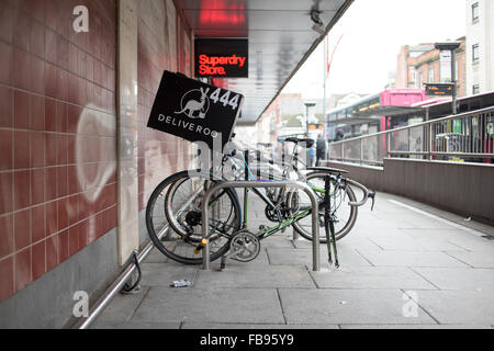 Deliveroo Essen Lieferung Kurier. Stockfoto