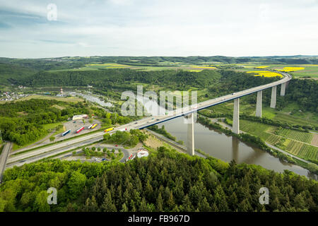 Luftaufnahme, Autobahnbrücke Moseltalbrücke in Dieblich, Koblenz Winningen, überqueren die Autobahn A61 über die Mosel, Stockfoto