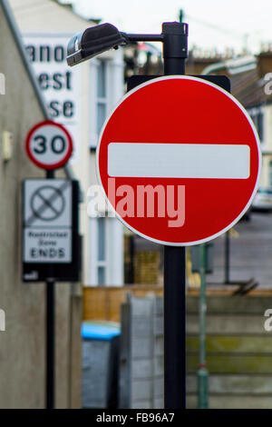 Kein Eintrag Schild mit Geschwindigkeitsbegrenzung in backgroung Stockfoto