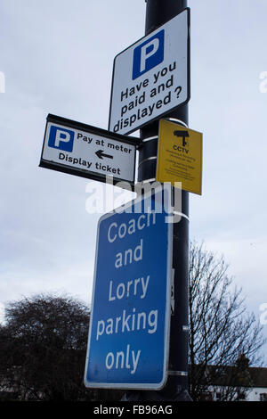 Parkplatz Schilder am Laternenpfahl Stockfoto