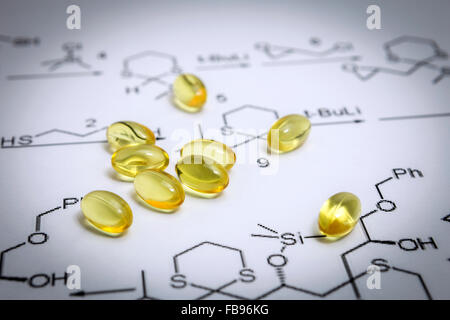 Chemie Wissenschaft Formel und Öl-Kapseln. Medizin-Konzept Stockfoto