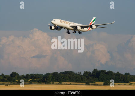 Emirates Airbus A340-500 landet auf dem Flughafen Lyon St Exupery Stockfoto