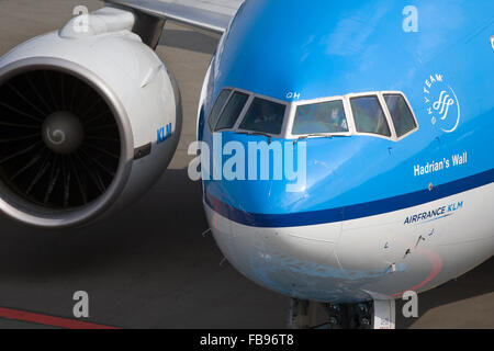 KLM Boeing 777 Pilot winken beim Pushback am Amsterdamer Flughafen Schiphol Stockfoto