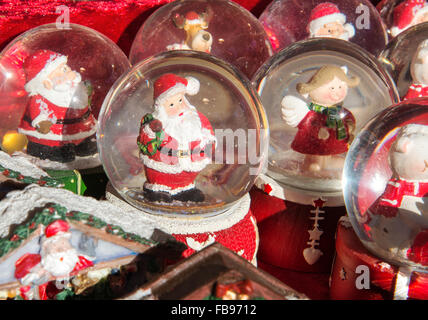 Bunte rote Weihnachtsmann Ornament in einem Schnee-Kugel oder Globus auf dem Display in einem Shop mit Fokus zu einer Dekoration Stockfoto