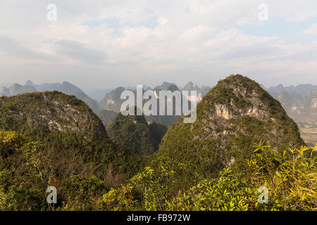 Berge rund um Yangshuo Landschaft Stockfoto