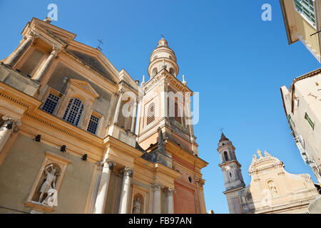 Menton, Saint-Michel Archange Basilika, blauer Himmel, Frankreich Stockfoto