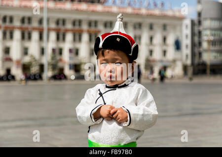 Ulaanbatar, Mongolei - mongolische junge trägt traditionelle Kleidung an einem Sonntagmorgen auf dem zentralen Platz in Ulaanbaatar. Stockfoto