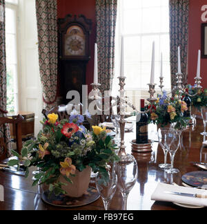 Blumenschmuck am Tisch für das Mittagessen mit Silber Kerzenleuchter Stockfoto