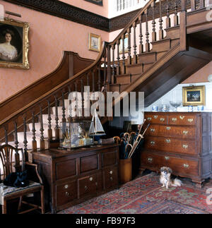 Georgische Antikmöbel im großen Saal Speisesaal mit Fliesenboden