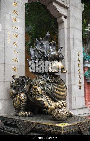 Drachenstatue am Haupteingangstor zum Sik Sik Yuen Wong Tai Sin Temple in Hong Kong, China. Stockfoto