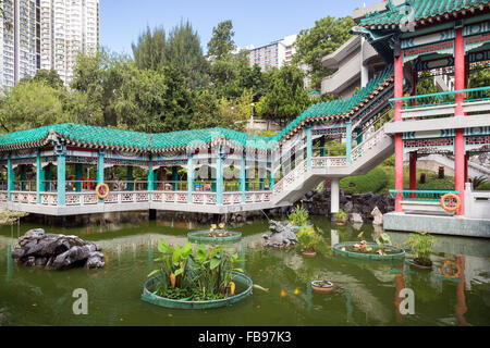 Blick auf Teich und Wasser-Pavillon auf der Sik Sik Yuen Wong Tai Sin Temple in Hong Kong, China. Stockfoto