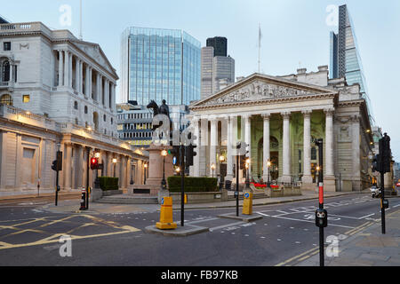 Royal Exchange London, Luxus-Shopping-Center und Bank of England am Abend Stockfoto