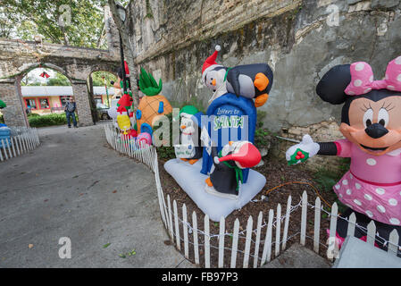 Disney Charaktere Weihnachtsschmuck und Anzeige in einem kleinen Park im Alachua, Florida. Stockfoto