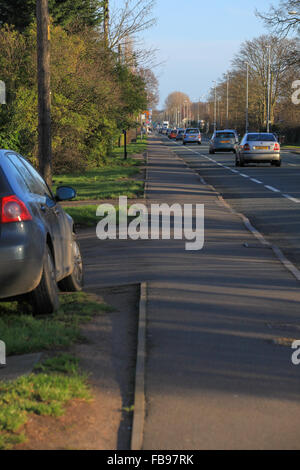 Fahrbahn Straße Avenue Hauptstraße Hauptstraße Dorf Strasse durch Tarif Straße nach nirgendwo intermittierende Pfingstmontag Linien asphaltierte Straßen Stockfoto