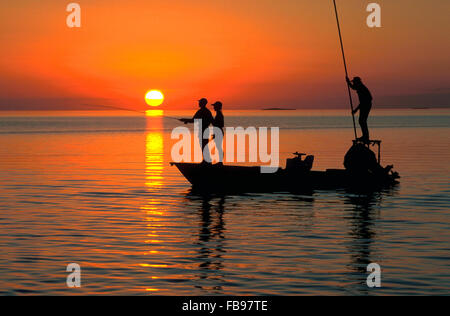 Ein paar genießt Fliegenfischen bei Sonnenuntergang an der Florida Bay aus einem Backcountry Wohnungen Angelboot/Fischerboot in Islamorada, einem Dorf in den Florida Keys, Florida, USA. Stockfoto