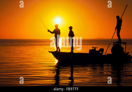 Ein paar genießt Fliegenfischen bei Sonnenuntergang an der Florida Bay aus einem Backcountry Wohnungen Angelboot/Fischerboot in Islamorada, einem Dorf in den Florida Keys, Florida, USA. Stockfoto