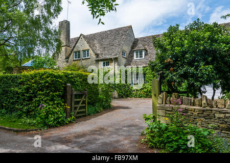 Schöne alte Cotswold-Steinhaus in Witney, Oxfordshire, England, UK Stockfoto