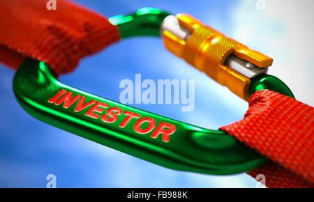 Grünen Karabiner mit roten Seilen an Himmelshintergrund, als Symbol für den Investor. Selektiven Fokus. Stockfoto