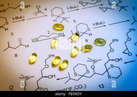 Chemie Wissenschaft Formel und Öl Kapseln, Konzept der Mittel gegen die Xylella fastidiosa Stockfoto