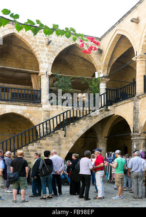 Treppen und Bögen in der Büyük Han, in der alten Stadt Nikosia Lefkosa, türkische Republik Nordzypern Stockfoto