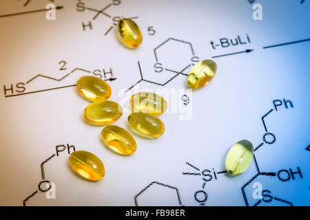 Chemie Wissenschaft Formel und Öl Kapseln, Konzept der Mittel gegen die Xylella fastidiosa Stockfoto