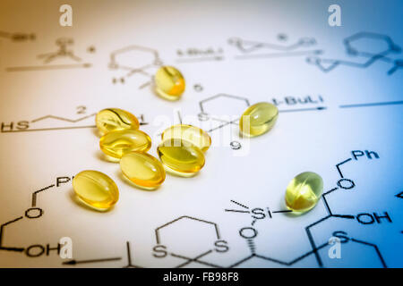 Chemie Wissenschaft Formel und Öl Kapseln, Konzept der Mittel gegen die Xylella fastidiosa Stockfoto