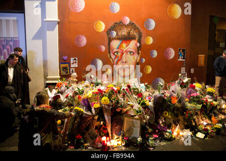 London, UK. 12. Januar 2016. Fans von David Bowie weiterhin besuchen, Brixton, floral Tribute und Kerzen vor der Bowie-Wandbild zu legen. Bildnachweis: Mark Kerrison/Alamy Live-Nachrichten Stockfoto