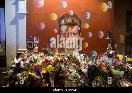 London, UK. 12. Januar 2016. Fans von David Bowie weiterhin besuchen, Brixton, floral Tribute und Kerzen vor der Bowie-Wandbild zu legen. Bildnachweis: Mark Kerrison/Alamy Live-Nachrichten Stockfoto