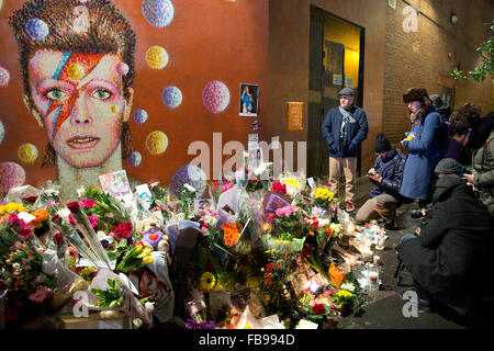 London, UK. 12. Januar 2016. Fans von David Bowie weiterhin besuchen, Brixton, floral Tribute und Kerzen vor der Bowie-Wandbild zu legen. Bildnachweis: Mark Kerrison/Alamy Live-Nachrichten Stockfoto
