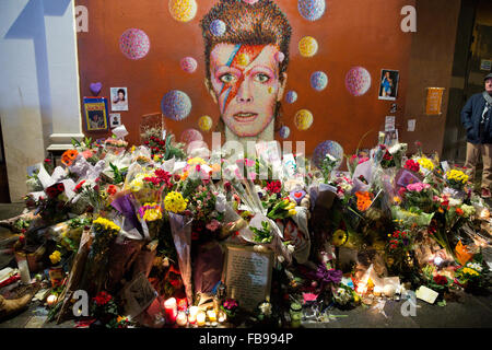 London, UK. 12. Januar 2016. Fans von David Bowie weiterhin besuchen, Brixton, floral Tribute und Kerzen vor der Bowie-Wandbild zu legen. Bildnachweis: Mark Kerrison/Alamy Live-Nachrichten Stockfoto