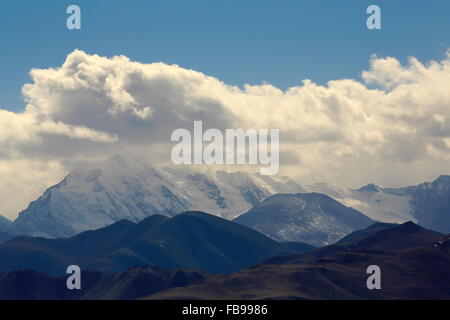 Berge von Lapche oder Labuche Himal Abschnitt des Himalaya unter Wolken von Tonne La-Berg gesehen passieren an 5120ms. Tibet. Stockfoto