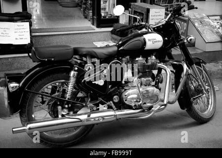 KATHMANDU, NEPAL-Oktober 27: Motorräder bilden einen guten Prozentsatz der Nepalesen Transport-ähnliche gemacht dieses indische Royal Enfield Stockfoto