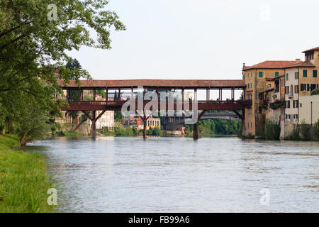 Panorama von Bassano del Grappa, alte Holzbrücke über den Fluss Brenta, italienische Landschaft Stockfoto