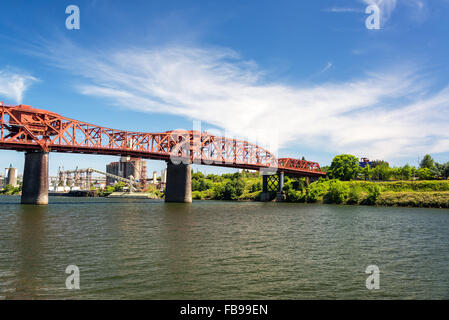 Blick über den Willamette River und der Broadway Bridge in Portland, Oregon Stockfoto