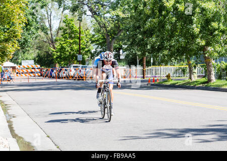 Profi-Radrennen durch Wohnstraßen von Denver, Colorado Stockfoto