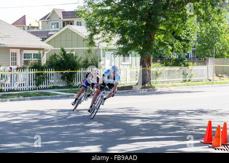 Profi-Radrennen durch Wohnstraßen von Denver, Colorado Stockfoto