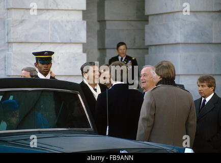 Washington DC, USA, 20. Januar 1985 Präsident Ronald Reagan nach Abgabe seiner 2. Antrittsrede, Reagan von Maryland Senator Charles Mathais begleitet wird und sie über einen Witz während der Präsident Lachen bereitet sich in der Limousine für die Fahrt zurück ins Weiße Haus zu bekommen. First Lady Nancy Reagan sehen Sie immer in den hinteren Sitz. Diesem Jahr gab es keine konstituierenden Parade als die Wetter Temps Minustemperaturen zu der Zeit waren.  Bildnachweis: Mark Reinstein Stockfoto