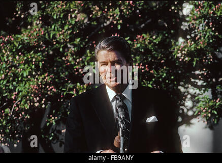 Washington, DC., 2. April 1985 Präsident Ronald Reagan mit John McCloy zu seinem 90. Geburtstag. John McCloy, diente als Assistant Secretary of War während des zweiten Weltkriegs.  Nach dem Krieg diente er als Präsident der Weltbank, US-Hochkommissar für Deutschland, Vorsitzender von Chase Manhattan Bank. Ein prominenter USA Präsidentenberater, serviert auf der Warren-Kommission, wurde er später und war ein Mitglied des Arbeitskreises Außenpolitik Gründung der ältesten namens "The Wise Men." Bildnachweis: Mark Reinstein Stockfoto