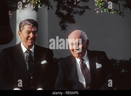 Washington, DC, USA, 2. April 1985 Präsident Ronald Reagan mit John McCloy zu seinem 90. Geburtstag. John McCloy, diente als Assistant Secretary of War während des zweiten Weltkriegs. Nach dem Krieg diente er als Präsident der Weltbank, US-Hochkommissar für Deutschland, Vorsitzender von Chase Manhattan Bank. Ein prominenter USA Präsidentenberater, serviert auf der Warren-Kommission, wurde er später und war ein Mitglied des Arbeitskreises Außenpolitik Gründung der ältesten namens "The Wise Men." Bildnachweis: Mark Reinstein Stockfoto