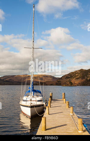 Yacht festgemacht an einem Steg am See Ullswater, Glenridding, Lake District, Cumbria, England Stockfoto