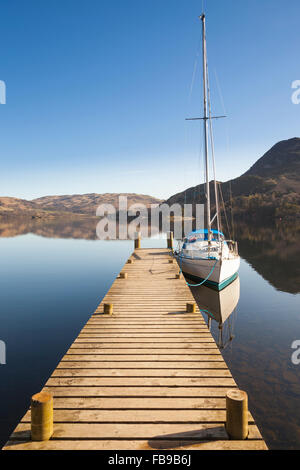 Yacht festgemacht an einem Steg am See Ullswater, Glenridding, Lake District, Cumbria, England Stockfoto