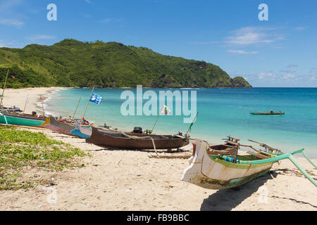 Typische Boote am Pantai Mawun I Lombok I Indonesien Stockfoto