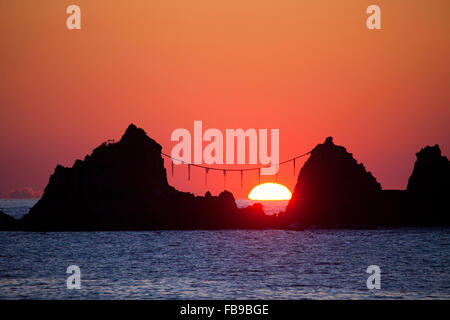 Felsen im Meer in der Morgendämmerung, Präfektur Kanagawa, Japan Stockfoto