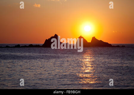 Felsen im Meer in der Morgendämmerung, Präfektur Kanagawa, Japan Stockfoto