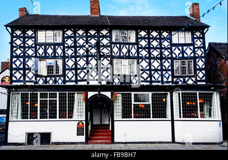 Mittelalterliche Reste unterstreichen die Marktgemeinde Tenbury Wells, Worcestershire, UK einschließlich der Royal Oak Hotel Stockfoto