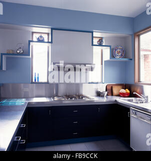 Edelstahl Abzugshaube über dem Kochfeld in modernen blauen Küche Stockfoto