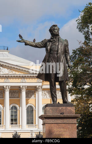 Statue des russischen Dichters Alexander Pushkin vor russischen Museum, Sankt Petersburg, Russland Stockfoto