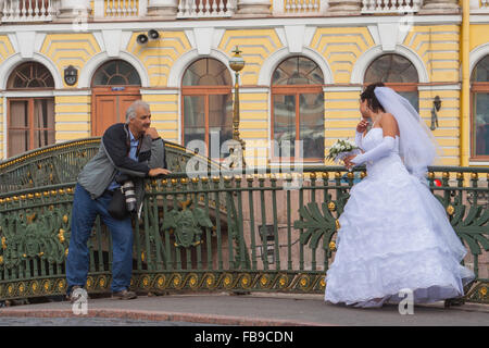 Braut posiert für ein Foto auf einer Brücke über den Gribojedow-Kanal in St Petersburg, Russland Stockfoto