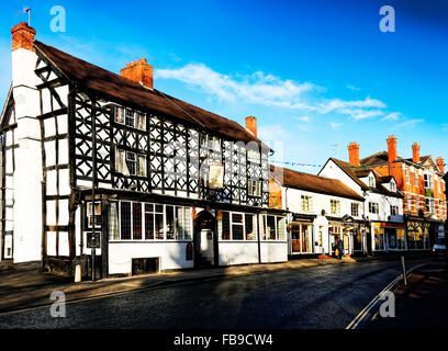 Mittelalterliche Reste unterstreichen die Marktgemeinde Tenbury Wells, Worcestershire, UK einschließlich der Royal Oak Hotel Stockfoto